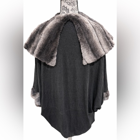 Preloved Carmen Marc Valvo Black Open Front Cape with Faux Fur Trim xl - Picture 2 of 3